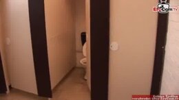 D&uuml;nne teen fickt anal in &ouml;ffentlicher toilette im stehen